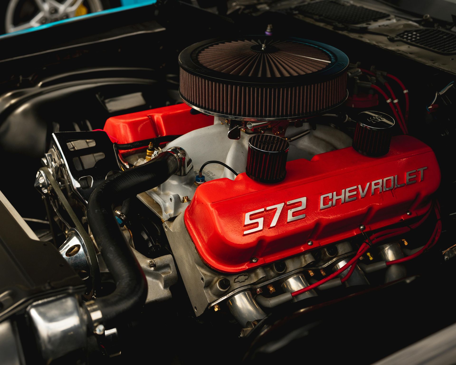 Chevrolet 572 engine bay with red valve covers