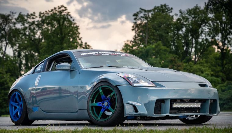 Nissan 350Z — Blue & Green Wheels